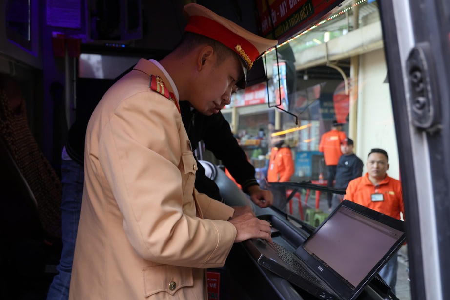 Hơn 1.800 tài xế bị giữ xe do vi phạm nồng độ cồn ngày 28 Tết- Ảnh 1. Hơn 1.800 tài xế bị giữ xe do vi phạm nồng độ cồn ngày 28 Tết- Ảnh 1.