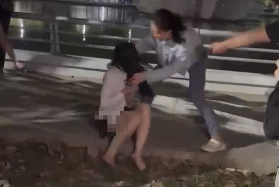 Đưa nữ nh&acirc;n vi&ecirc;n ng&acirc;n h&agrave;ng bị h&agrave;nh hung ở Cần Thơ đi gi&aacute;m định thương t&iacute;ch- Ảnh 1.