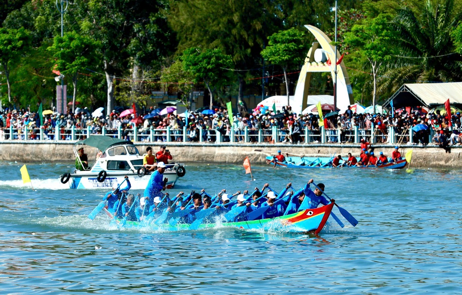 Sôi động lễ hội đua thuyền trên sông Cà Ty chào năm mới Ất Tỵ- Ảnh 1. Sôi động lễ hội đua thuyền trên sông Cà Ty chào năm mới Ất Tỵ- Ảnh 1.