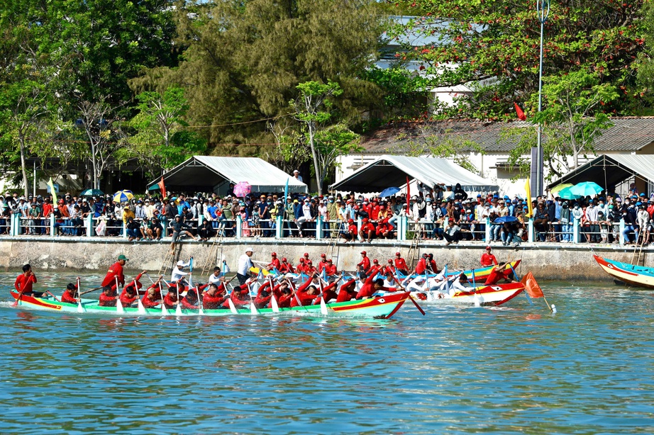 Sôi động lễ hội đua thuyền trên sông Cà Ty chào năm mới Ất Tỵ- Ảnh 2. Sôi động lễ hội đua thuyền trên sông Cà Ty chào năm mới Ất Tỵ- Ảnh 2.