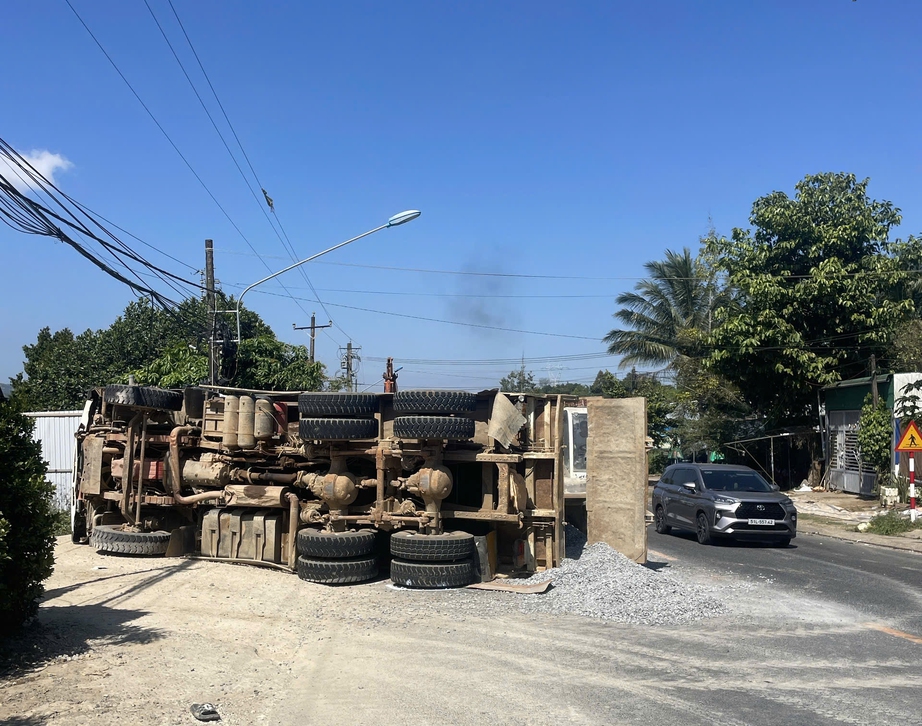 Xe tải lấn l&agrave;n g&acirc;y tai nạn li&ecirc;n ho&agrave;n với nhiều phương tiện, QL20 qua L&acirc;m Đồng &ugrave;n tắc- Ảnh 1.