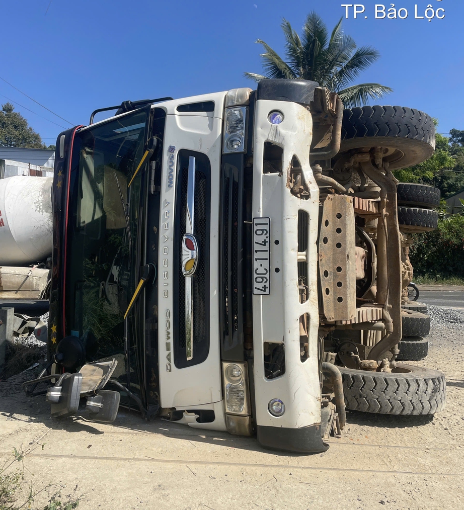 Xe tải lấn l&agrave;n g&acirc;y tai nạn li&ecirc;n ho&agrave;n với nhiều phương tiện, QL20 qua L&acirc;m Đồng &ugrave;n tắc- Ảnh 3.