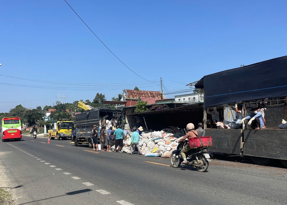 Xe tải lấn l&agrave;n g&acirc;y tai nạn li&ecirc;n ho&agrave;n với nhiều phương tiện, QL20 qua L&acirc;m Đồng &ugrave;n tắc- Ảnh 2.