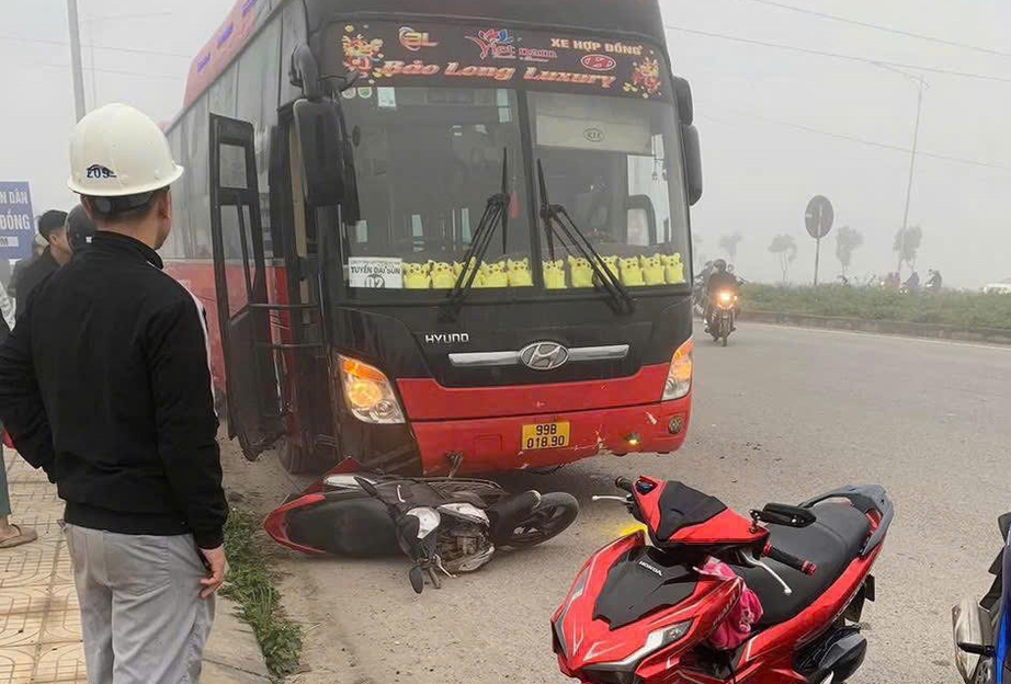 Xe m&aacute;y băng qua đường bị xe kh&aacute;ch t&ocirc;ng, hai mẹ con tử vong, bố bị thương- Ảnh 1.