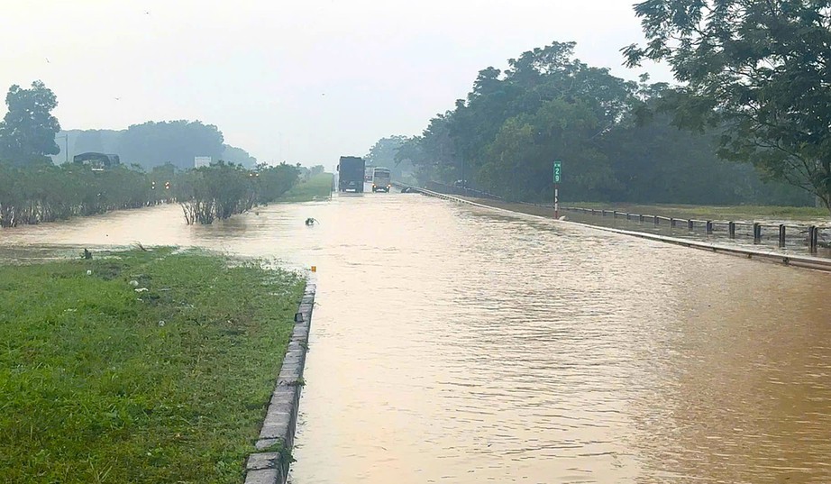 Cao tốc Hà Nội - Thái Nguyên bị ngập, phương tiện lưu thông thế nào?- Ảnh 1. Cao tốc Hà Nội - Thái Nguyên bị ngập, phương tiện lưu thông thế nào?- Ảnh 1.