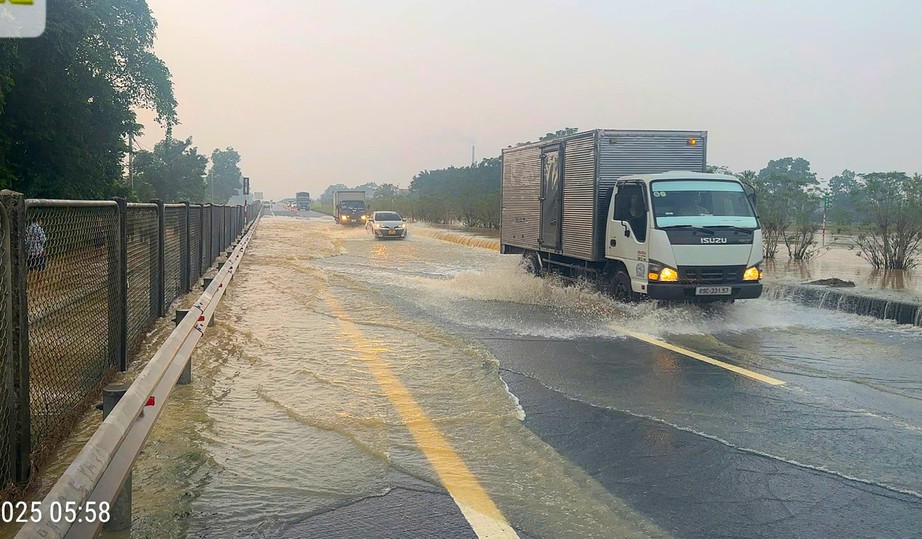 Cao tốc Hà Nội - Thái Nguyên bị ngập, phương tiện lưu thông thế nào?- Ảnh 2. Cao tốc Hà Nội - Thái Nguyên bị ngập, phương tiện lưu thông thế nào?- Ảnh 2.