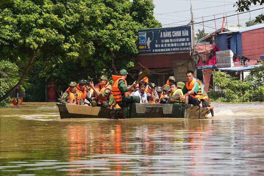 H&agrave; Nội: Canh đ&ecirc;, chờ nước xuống từng cm- Ảnh 1.