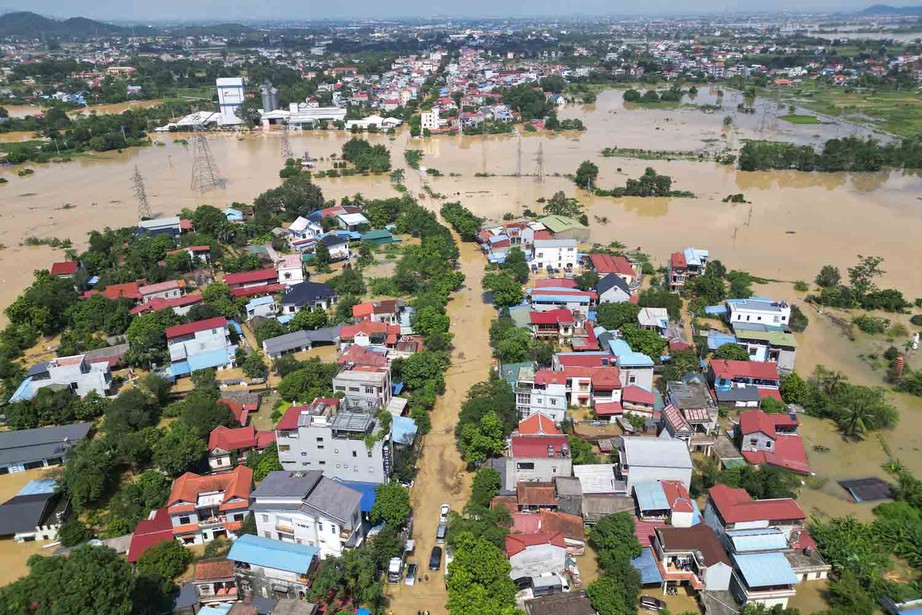 H&agrave; Nội: Canh đ&ecirc;, chờ nước xuống từng cm- Ảnh 2.
