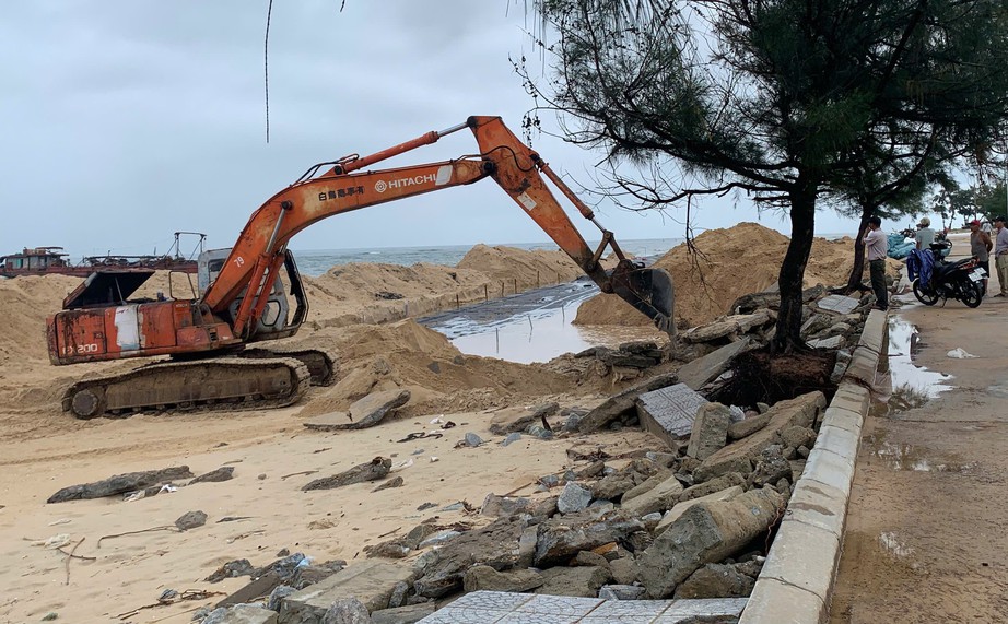 Huế: Gia cố khẩn cấp ngăn sạt lở bờ biển Thuận An- Ảnh 1.