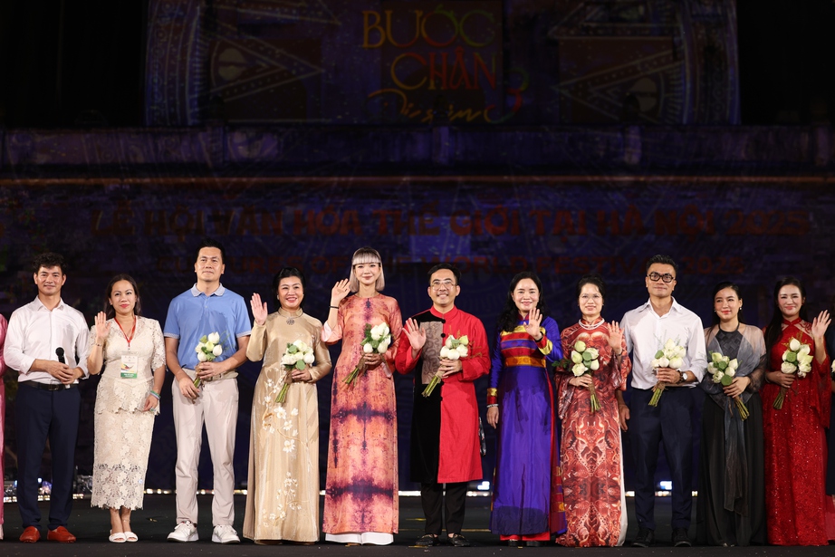 Show diễn "Bước ch&acirc;n Di sản" của Lễ hội Văn h&oacute;a quy&ecirc;n g&oacute;p được 2,5 tỷ đồng ủng hộ v&ugrave;ng lũ- Ảnh 1.