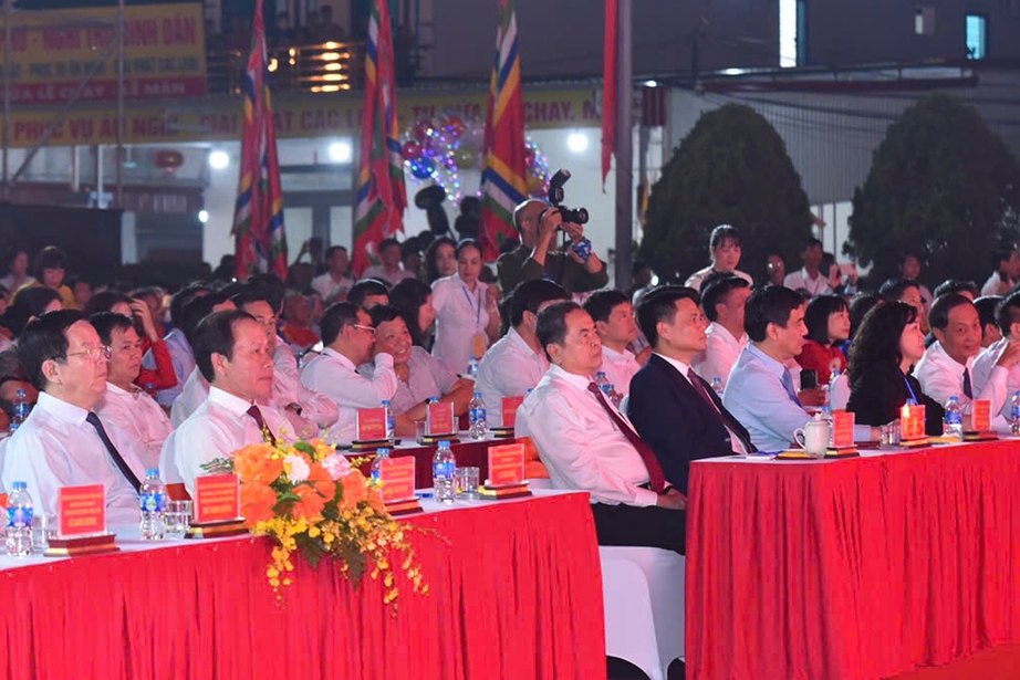 Chủ tịch Quốc hội Trần Thanh Mẫn khởi trống khai hội Lễ hội m&ugrave;a Thu C&ocirc;n Sơn - Kiếp Bạc- Ảnh 1.
