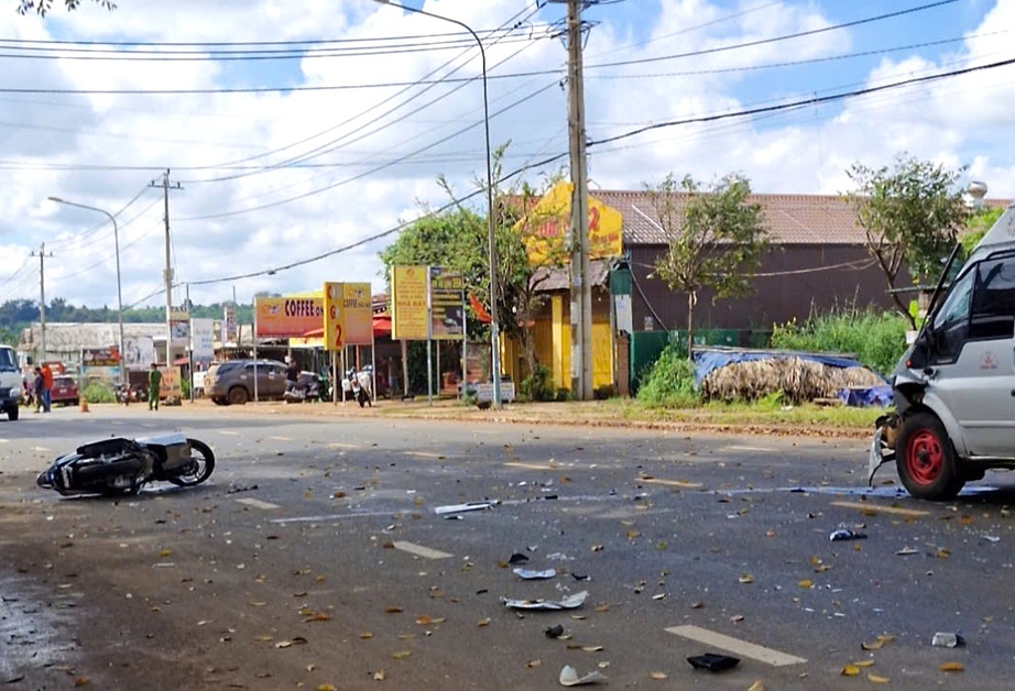 Đắk Lắk: Ô tô va chạm xe máy trên tỉnh lộ, hai người thương vong- Ảnh 1. Đắk Lắk: Ô tô va chạm xe máy trên tỉnh lộ, hai người thương vong- Ảnh 1.