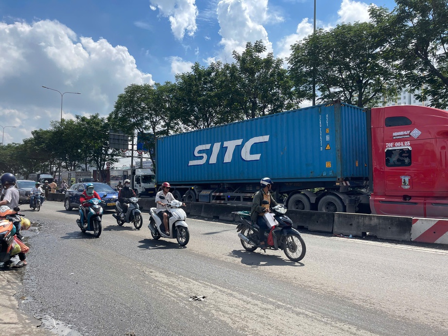 Xe container va chạm xe m&aacute;y ở khu chợ đầu mối Thủ Đức, b&eacute; g&aacute;i tử vong thương t&acirc;m- Ảnh 1.