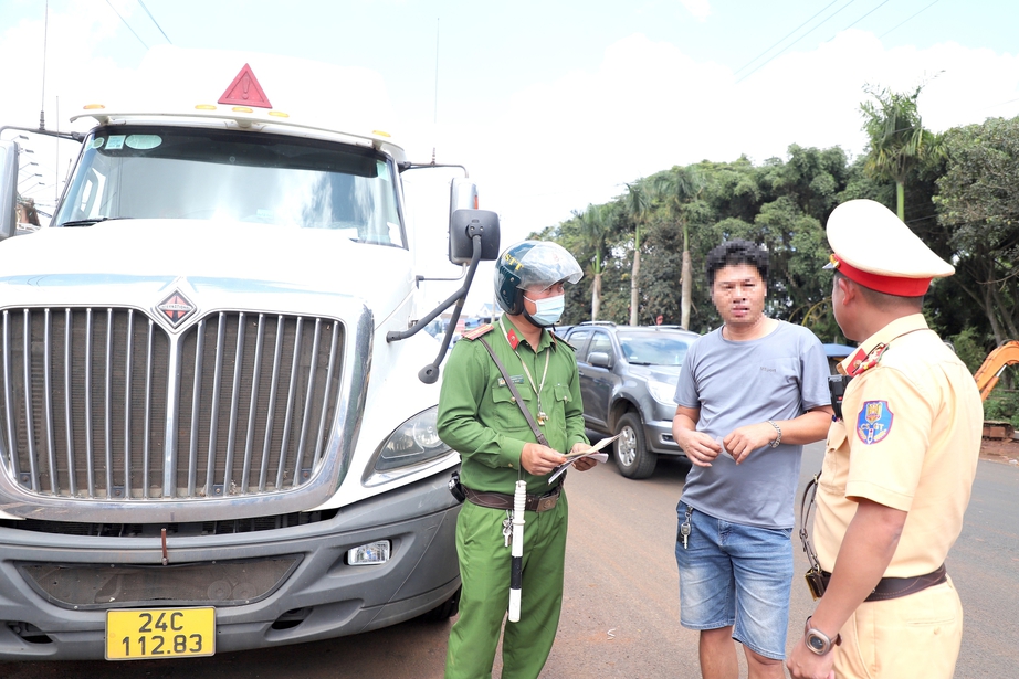 Đắk Lắk: CSGT tăng cường xử l&yacute; xe container chở sầu ri&ecirc;ng đậu đỗ tr&aacute;i ph&eacute;p tr&ecirc;n quốc lộ 26- Ảnh 11.