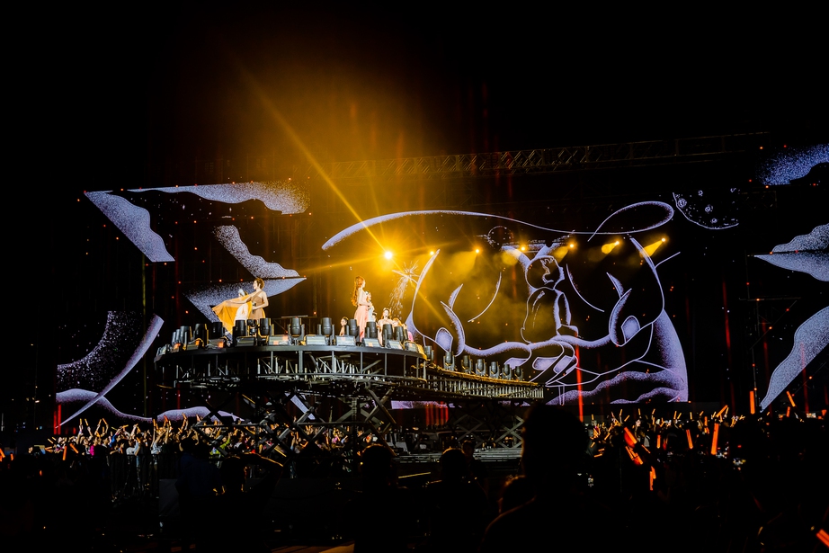 55 nghệ sĩ biểu diễn trong đại nhạc hội Y-Concert kéo dài hơn 10 tiếng- Ảnh 2. 55 nghệ sĩ biểu diễn trong đại nhạc hội Y-Concert kéo dài hơn 10 tiếng- Ảnh 2.