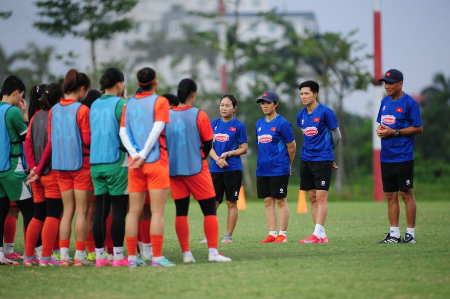 Tuyển nữ Việt Nam hội qu&acirc;n chuẩn bị cho SEA Games 33, v&igrave; sao Huỳnh Như vắng mặt?- Ảnh 1.