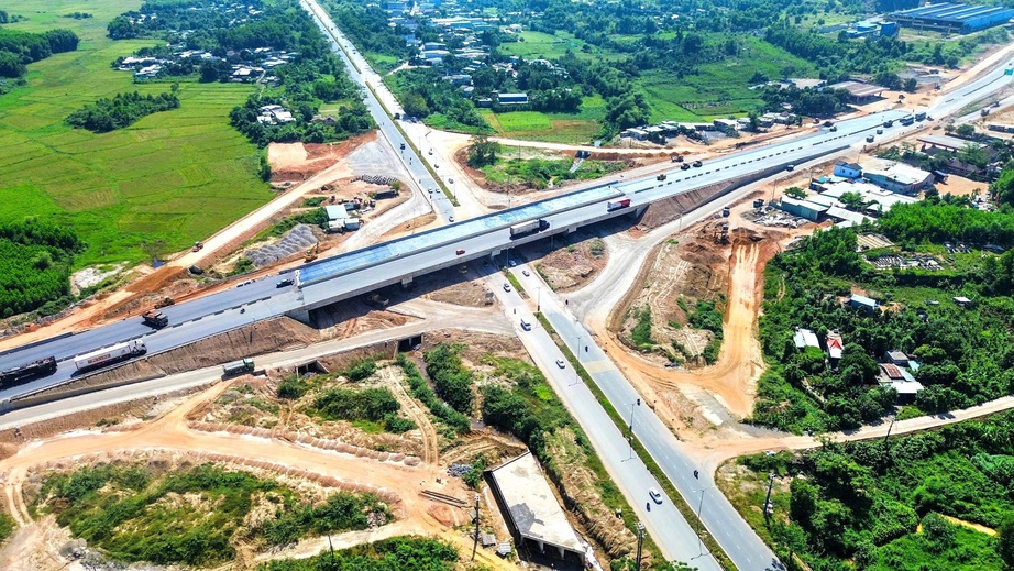 Gắn phong tr&agrave;o thi đua y&ecirc;u nước với c&aacute;n bộ nh&acirc;n vi&ecirc;n tr&ecirc;n từng nhiệm vụ, c&ocirc;ng tr&igrave;nh- Ảnh 3.