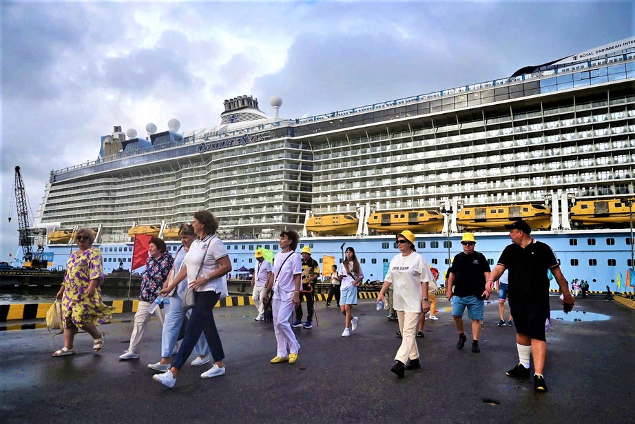 Huế: T&agrave;u Ovation of the Seas chở hơn 4.000 h&agrave;nh kh&aacute;ch cập cảng Ch&acirc;n M&acirc;y- Ảnh 1.