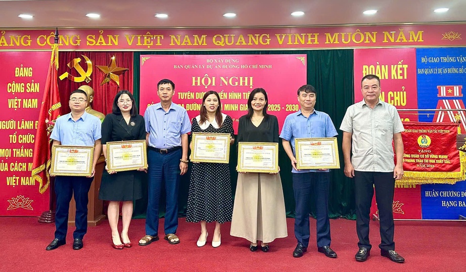 Gắn phong tr&agrave;o thi đua y&ecirc;u nước với c&aacute;n bộ nh&acirc;n vi&ecirc;n tr&ecirc;n từng nhiệm vụ, c&ocirc;ng tr&igrave;nh- Ảnh 1.