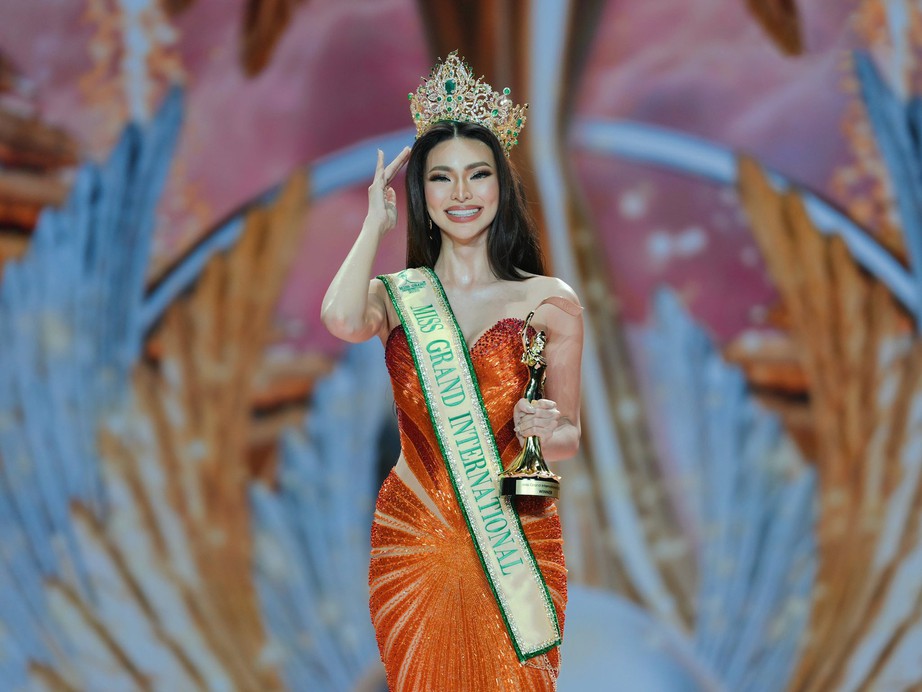 MC nổi tiếng dẫn bản tin giờ v&agrave;ng đăng quang Miss Grand International 2025- Ảnh 3.