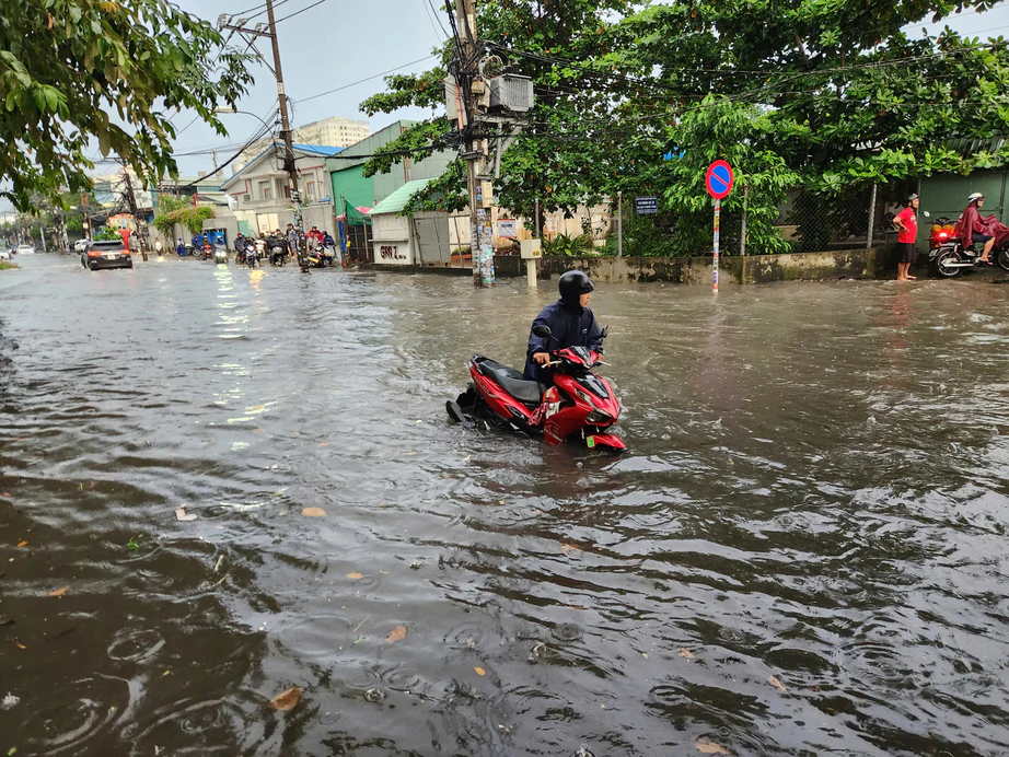 CSGT TP.HCM cảnh báo 122 điểm ngập khi mưa lớn, triều cường- Ảnh 1.