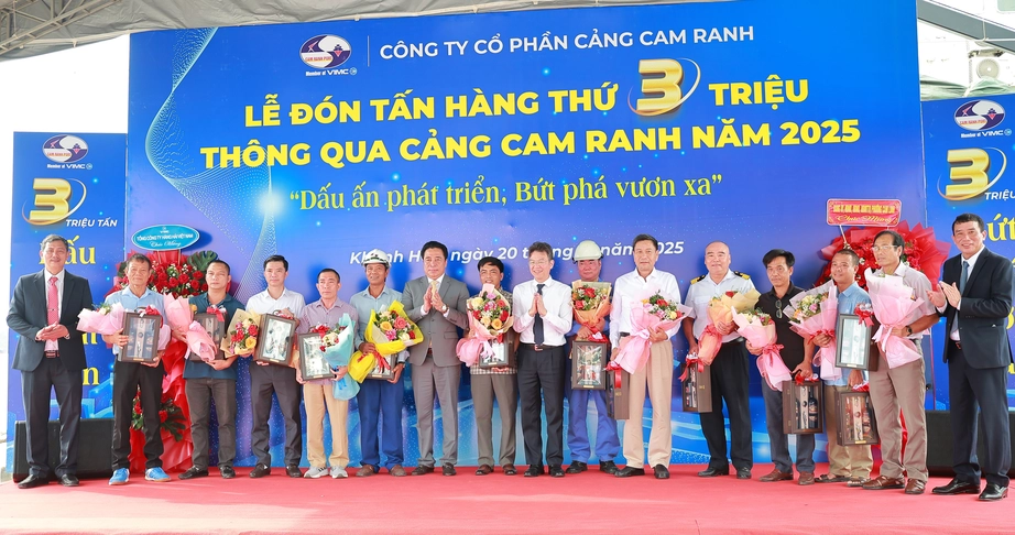Lần đầu ti&ecirc;n Cảng Cam Ranh c&aacute;n mốc tấn h&agrave;ng thứ 3 triệu trong năm- Ảnh 1.