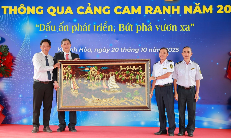 Lần đầu ti&ecirc;n Cảng Cam Ranh c&aacute;n mốc tấn h&agrave;ng thứ 3 triệu trong năm- Ảnh 2.