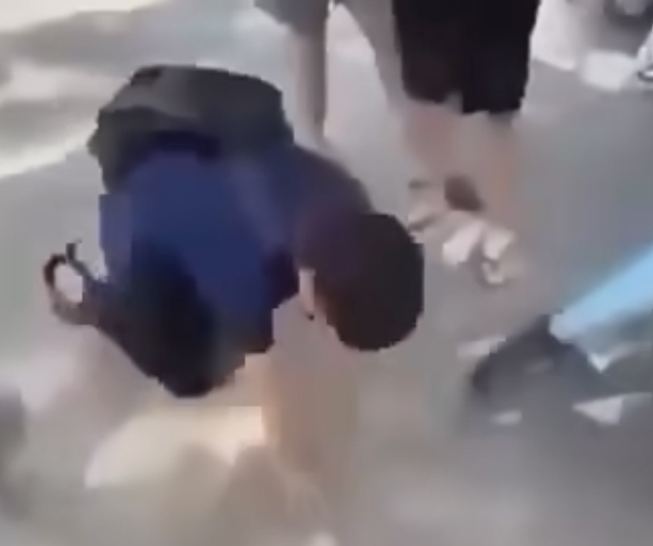 H&agrave; Nội y&ecirc;u cầu l&agrave;m r&otilde; vụ nam sinh lớp 10 bị &eacute;p liếm biển số xe- Ảnh 1.