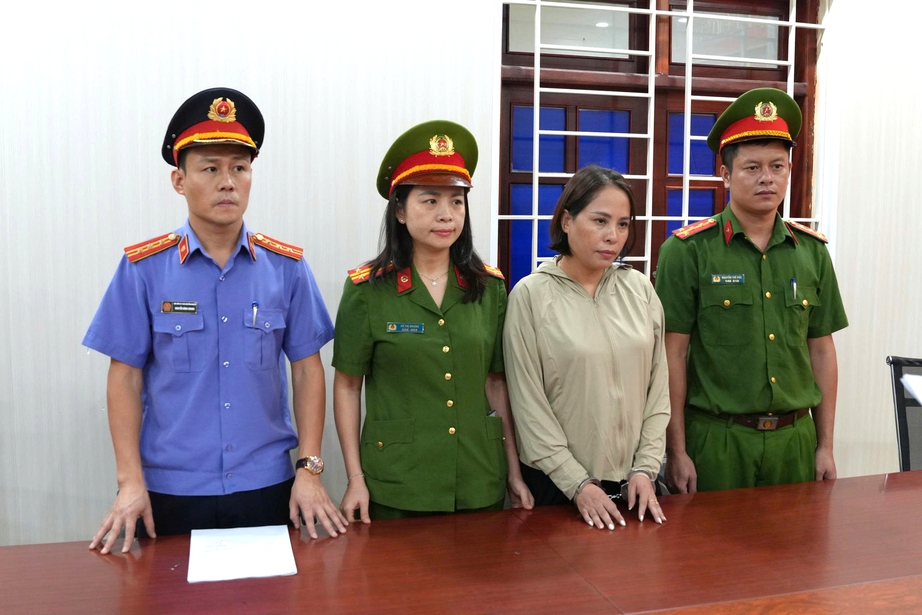 Nghệ An: Khởi tố, bắt tạm giam gi&aacute;m đốc c&ocirc;ng ty sản xuất, bu&ocirc;n b&aacute;n dầu ăn giả- Ảnh 1.