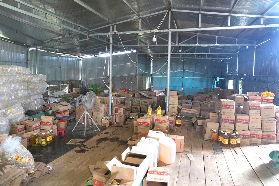 Nghệ An: Khởi tố, bắt tạm giam gi&aacute;m đốc c&ocirc;ng ty sản xuất, bu&ocirc;n b&aacute;n dầu ăn giả- Ảnh 2.