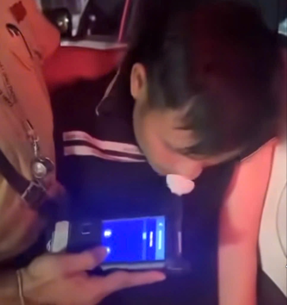 Tuy&ecirc;n Quang: Xử l&yacute; t&agrave;i xế l&aacute;i &ocirc; t&ocirc; say rượu đứng kh&ocirc;ng vững- Ảnh 1.