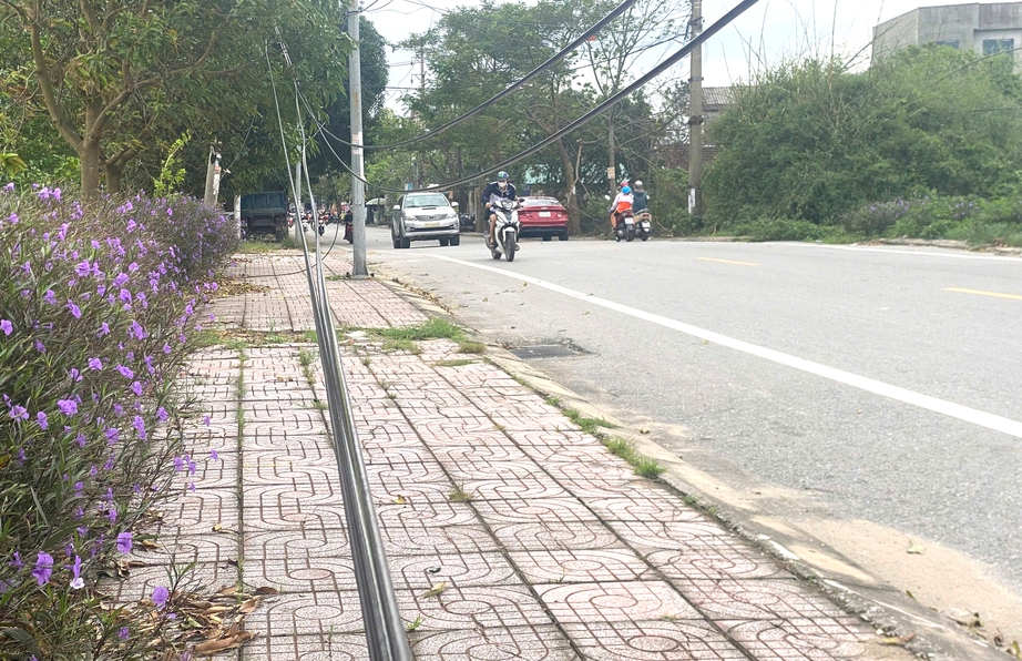 Nghệ An: D&acirc;y c&aacute;p s&agrave; xuống đường, hiểm họa r&igrave;nh rập người tham gia giao th&ocirc;ng- Ảnh 7.