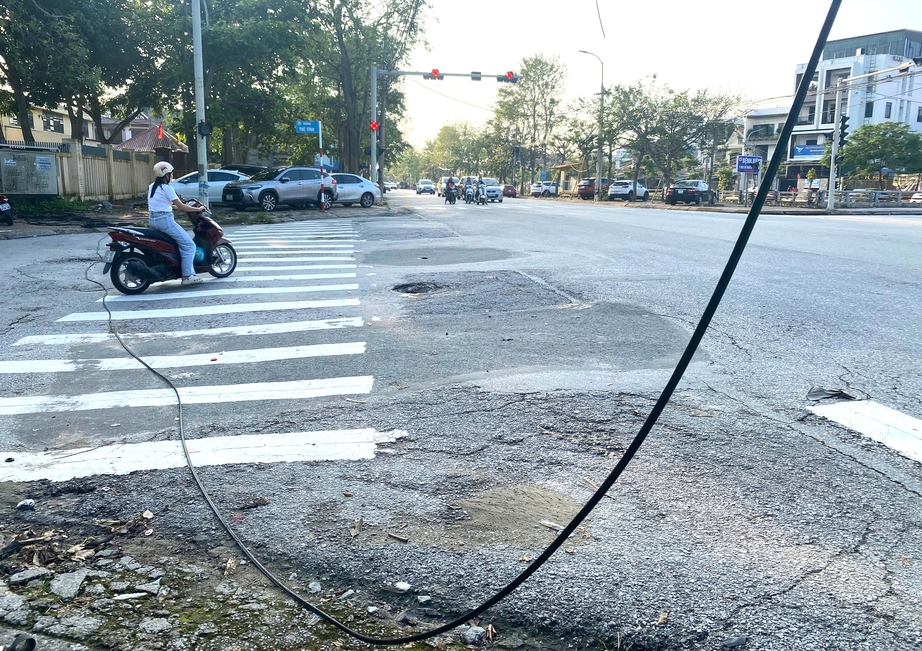 Nghệ An: D&acirc;y c&aacute;p s&agrave; xuống đường, hiểm họa r&igrave;nh rập người tham gia giao th&ocirc;ng- Ảnh 6.