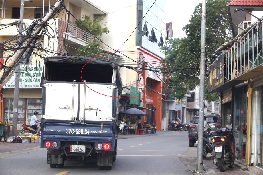 Nghệ An: D&acirc;y c&aacute;p s&agrave; xuống đường, hiểm họa r&igrave;nh rập người tham gia giao th&ocirc;ng- Ảnh 1.