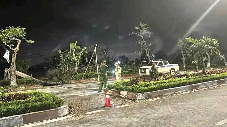 Nghệ An: D&acirc;y c&aacute;p s&agrave; xuống đường, hiểm họa r&igrave;nh rập người tham gia giao th&ocirc;ng- Ảnh 5.