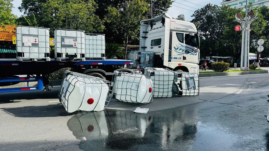Quảng Ng&atilde;i: Xe đầu k&eacute;o chở nhiều th&ugrave;ng nghi axit kh&ocirc;ng chằng buộc đổ xuống đường- Ảnh 1.