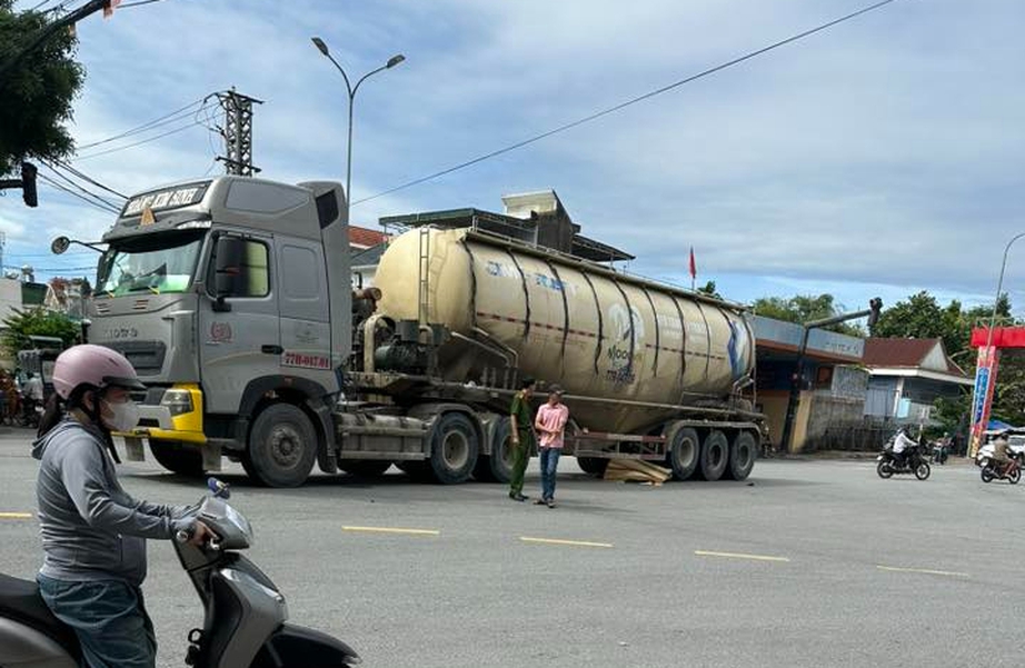 Va chạm với xe đầu kéo, người đàn ông đi xe máy tử vong- Ảnh 1. Va chạm với xe đầu kéo, người đàn ông đi xe máy tử vong- Ảnh 1.