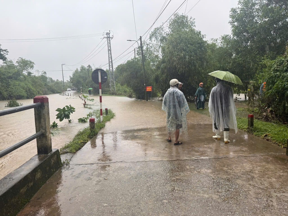 Huế: Vượt qua tuyến đường ngập lụt, &ocirc; t&ocirc; điện bị nước lũ cuốn tr&ocirc;i- Ảnh 2.