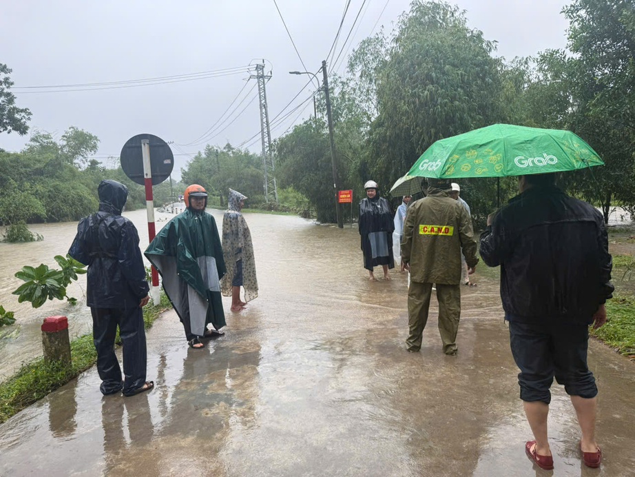 Huế: Vượt qua tuyến đường ngập lụt, &ocirc; t&ocirc; điện bị nước lũ cuốn tr&ocirc;i- Ảnh 1.