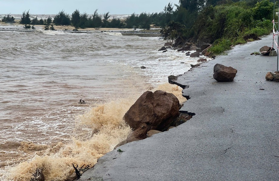 Huế: Công bố tình huống khẩn cấp sạt lở bờ biển đoạn qua xã Phú Lộc- Ảnh 1. Huế: Công bố tình huống khẩn cấp sạt lở bờ biển đoạn qua xã Phú Lộc- Ảnh 1.