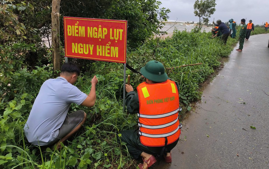 Huế: Công bố tình huống khẩn cấp sạt lở bờ biển đoạn qua xã Phú Lộc- Ảnh 2. Huế: Công bố tình huống khẩn cấp sạt lở bờ biển đoạn qua xã Phú Lộc- Ảnh 2.