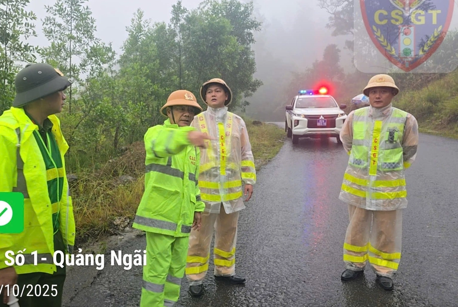 CSGT Quảng Ngãi dầm mình trong mưa lũ điều tiết giao thông, khắc phục sạt lở- Ảnh 1. CSGT Quảng Ngãi dầm mình trong mưa lũ điều tiết giao thông, khắc phục sạt lở- Ảnh 1.