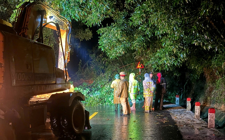 CSGT Quảng Ngãi dầm mình trong mưa lũ điều tiết giao thông, khắc phục sạt lở- Ảnh 10. CSGT Quảng Ngãi dầm mình trong mưa lũ điều tiết giao thông, khắc phục sạt lở- Ảnh 10.