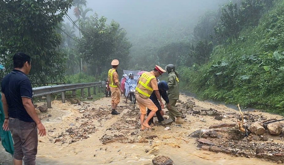 CSGT Quảng Ngãi dầm mình trong mưa lũ điều tiết giao thông, khắc phục sạt lở- Ảnh 5. CSGT Quảng Ngãi dầm mình trong mưa lũ điều tiết giao thông, khắc phục sạt lở- Ảnh 5.