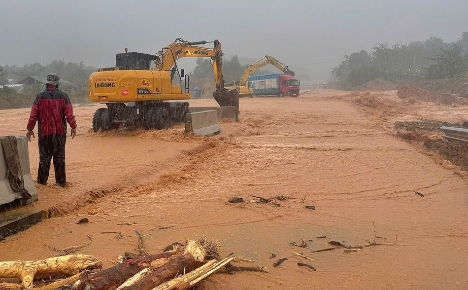 Bộ Xây dựng yêu cầu triển khai phương án ứng phó lũ ở mức cao nhất, bảo đảm ATGT- Ảnh 2. Bộ Xây dựng yêu cầu triển khai phương án ứng phó lũ ở mức cao nhất, bảo đảm ATGT- Ảnh 2.