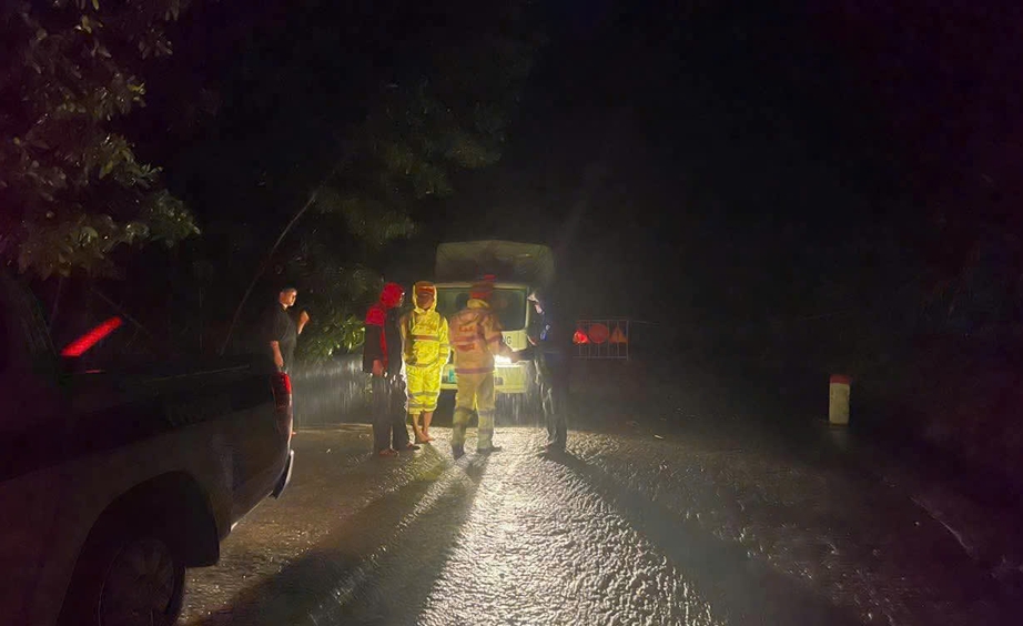 CSGT Quảng Ngãi dầm mình trong mưa lũ điều tiết giao thông, khắc phục sạt lở- Ảnh 12. CSGT Quảng Ngãi dầm mình trong mưa lũ điều tiết giao thông, khắc phục sạt lở- Ảnh 12.