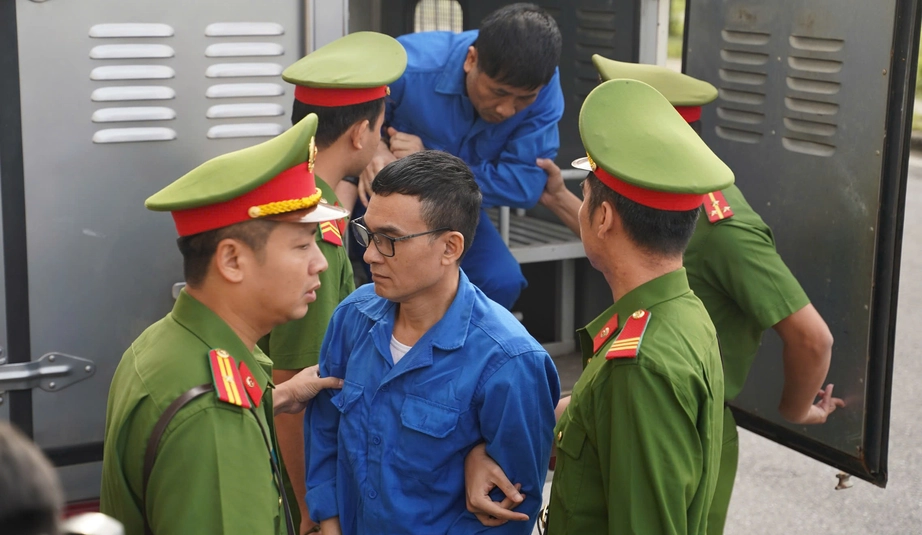 Ca sĩ Vũ Ngọc H&agrave; hầu t&ograve;a trong vụ &aacute;n đ&aacute;nh bạc tại kh&aacute;ch sạn Pullman- Ảnh 2.