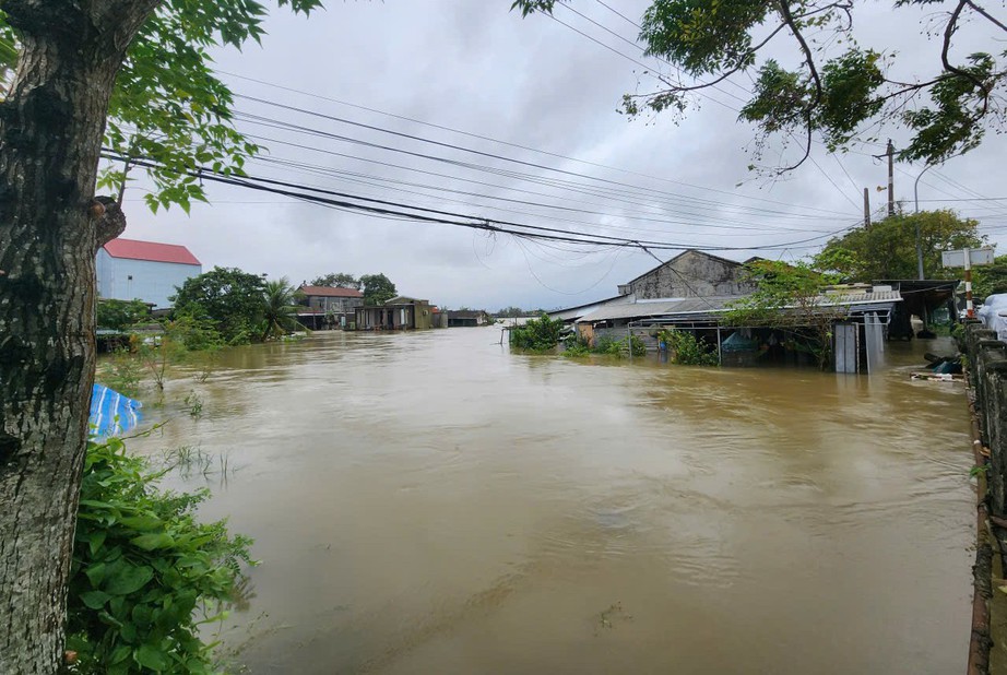 Huế: 35 ngh&igrave;n ng&ocirc;i nh&agrave; ch&igrave;m trong "biển nước", giao th&ocirc;ng chia cắt- Ảnh 1.