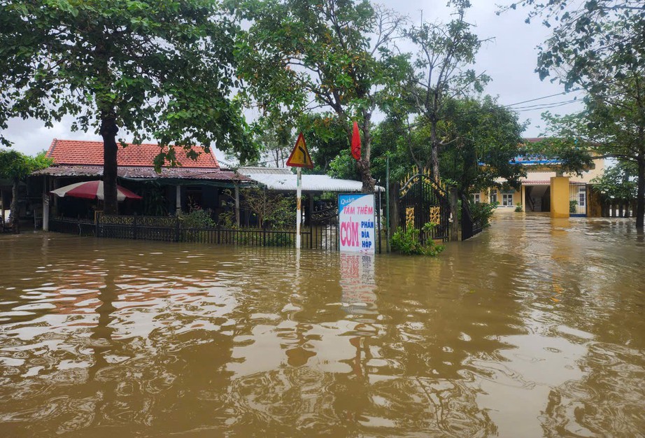 Huế: 35 ngh&igrave;n ng&ocirc;i nh&agrave; ch&igrave;m trong "biển nước", giao th&ocirc;ng chia cắt- Ảnh 4.