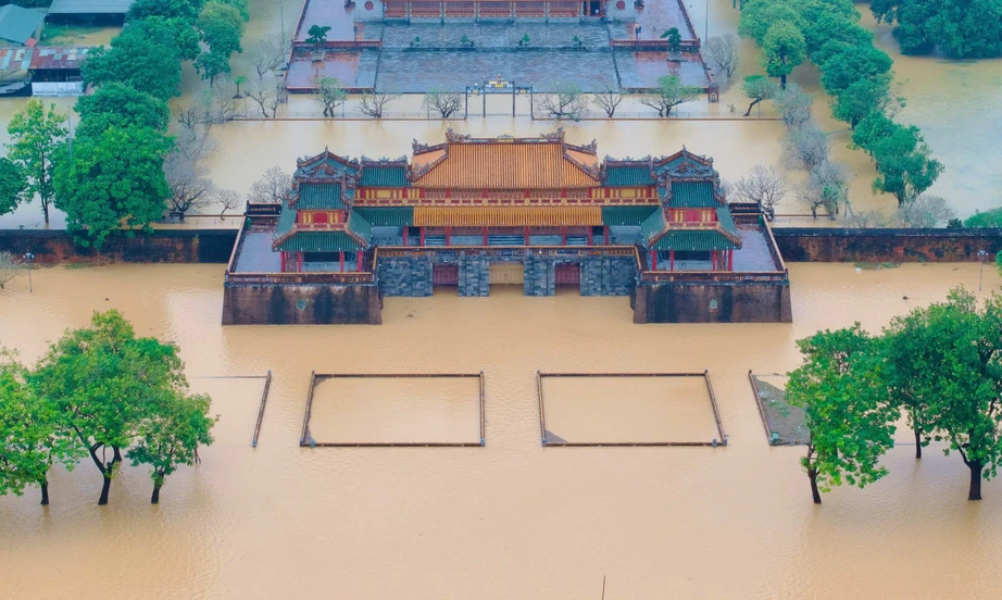 Huế: 35 ngh&igrave;n ng&ocirc;i nh&agrave; ch&igrave;m trong "biển nước", giao th&ocirc;ng chia cắt- Ảnh 2.